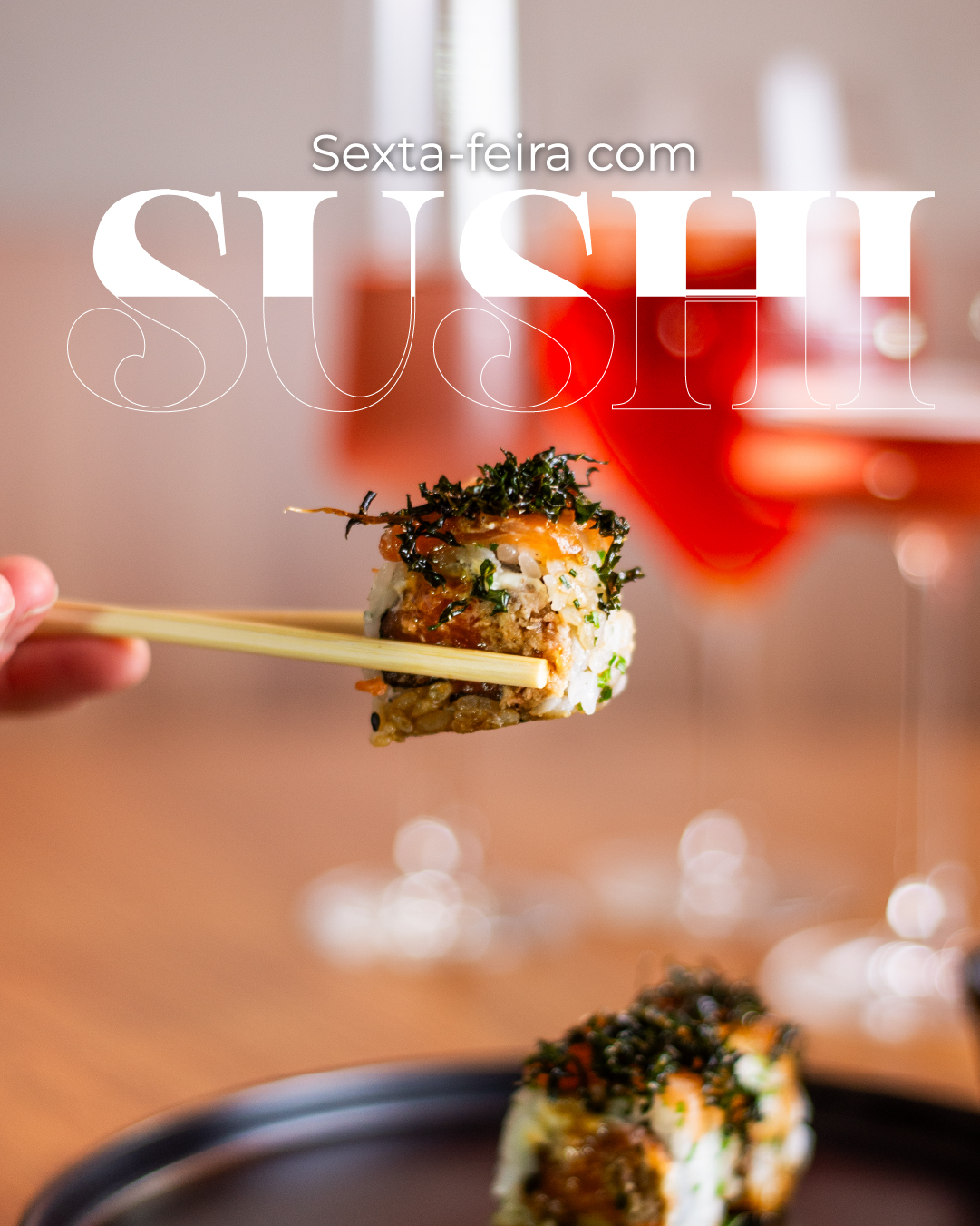 Arte com uramaki na ponta do hashi e o texto Sexta-feira com Sushi