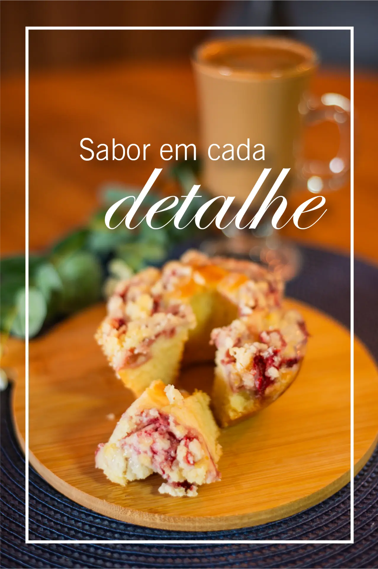 Arte com bolo de frutas vermelhas e café, moldura branca e o texto Sabor em cada detalhe