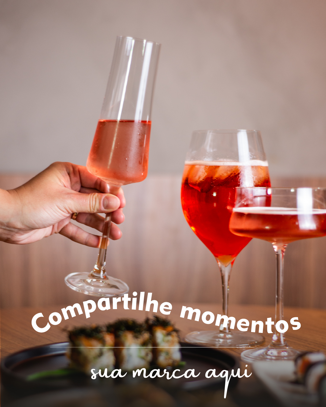 Arte com brinde de taças e sushi, com os textos Compartilhe momentos e Sua marca aqui