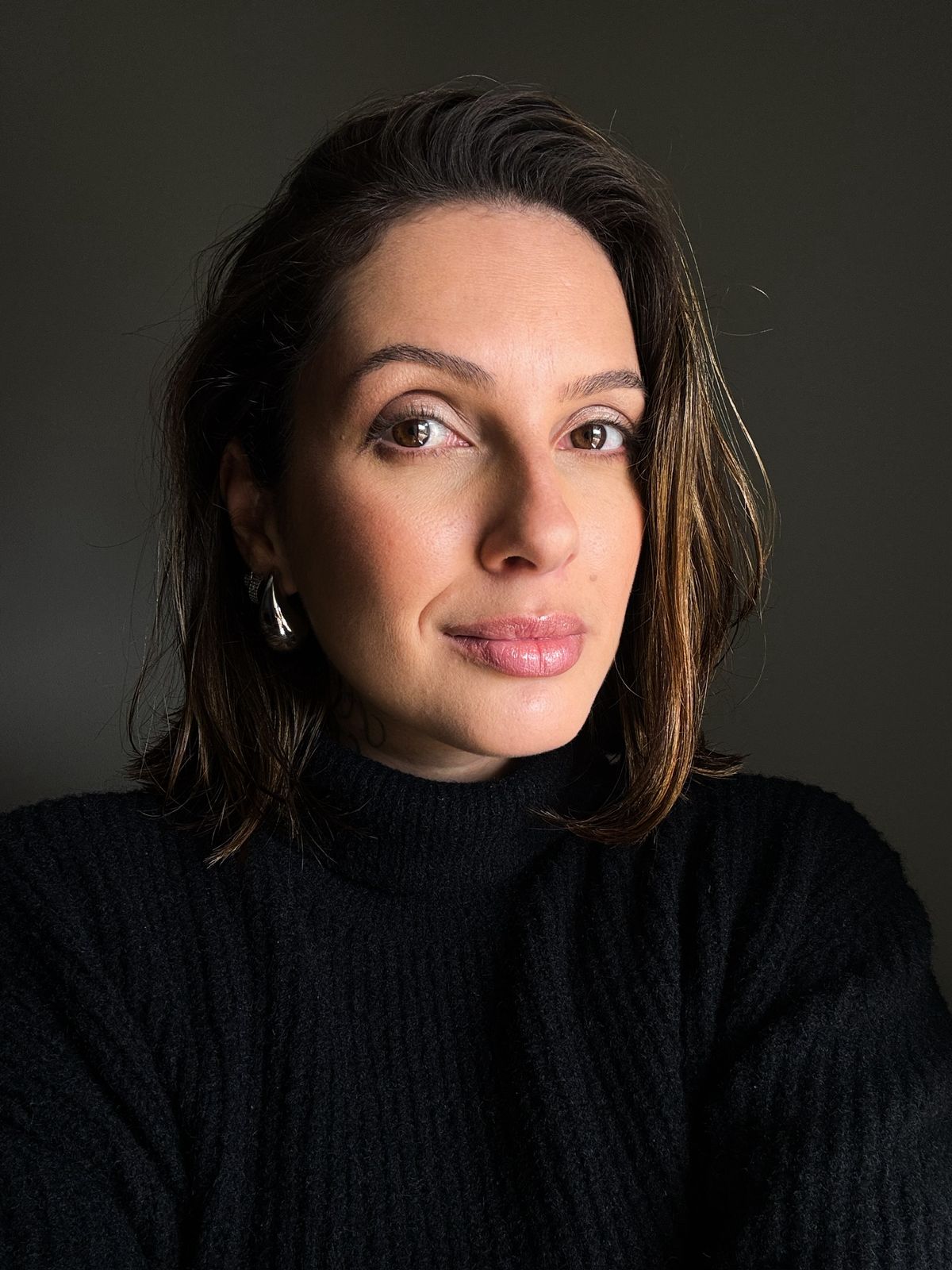 Carol Quadros, fotógrafa gastronômica, em retrato de estúdio