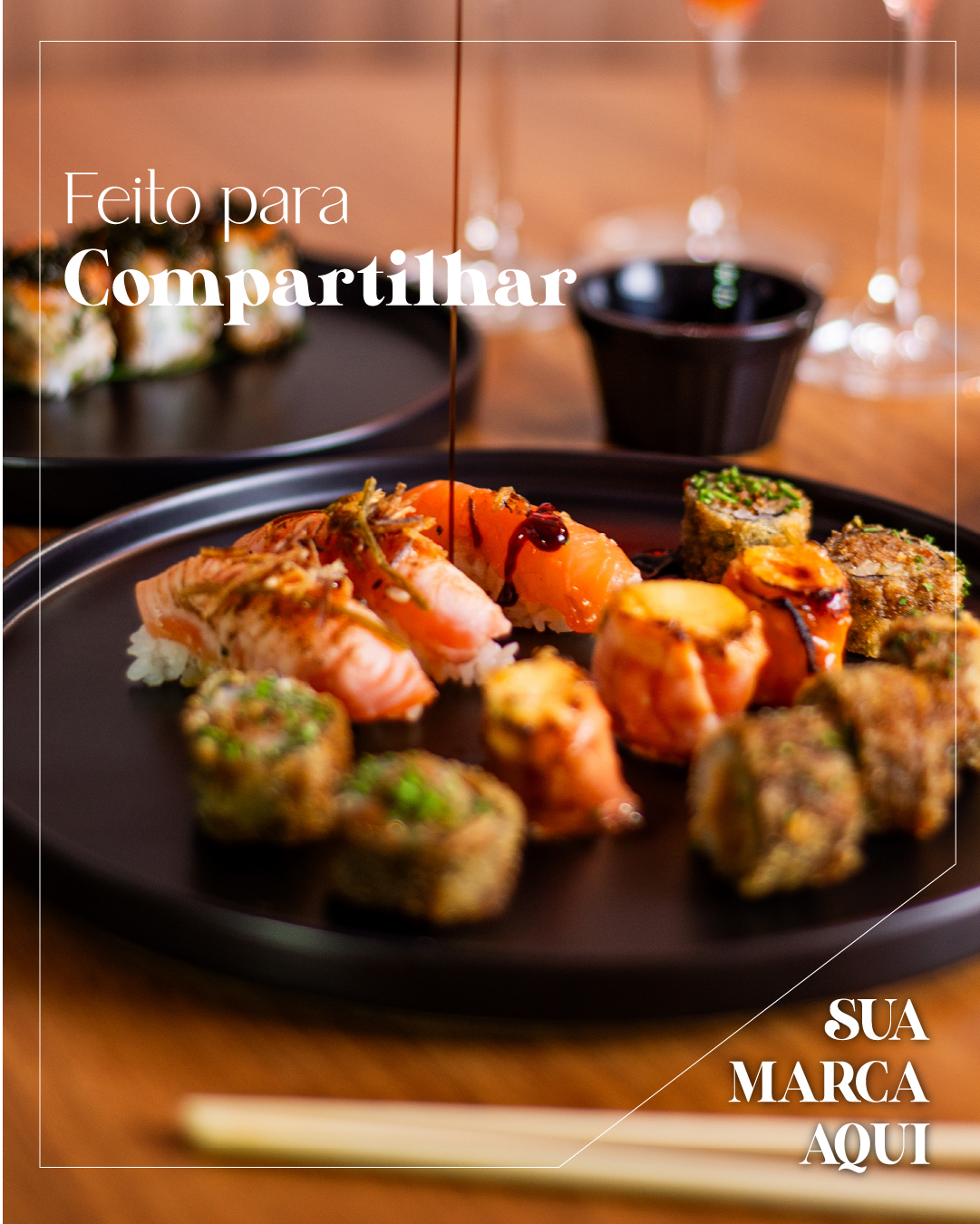 Arte com seleção de sushis em prato preto e os textos Feito para Compartilhar e Sua marca aqui